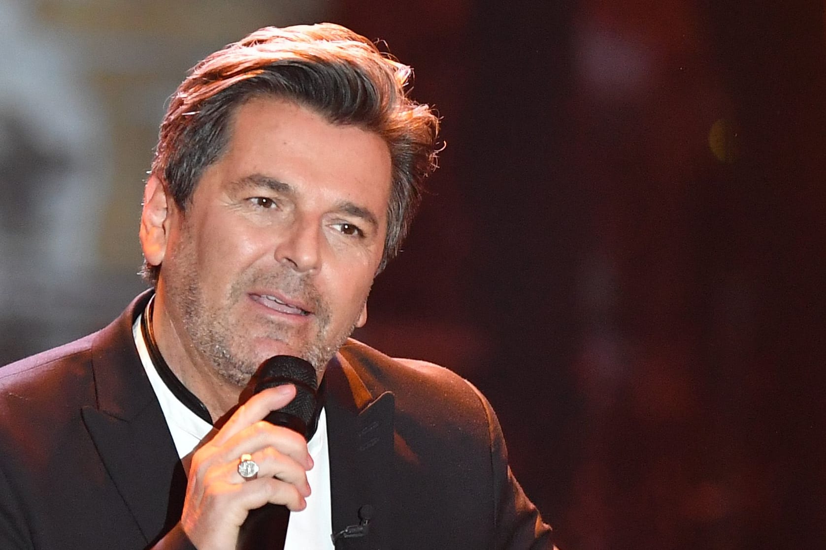 Thomas Anders singt auf einer Bühne.