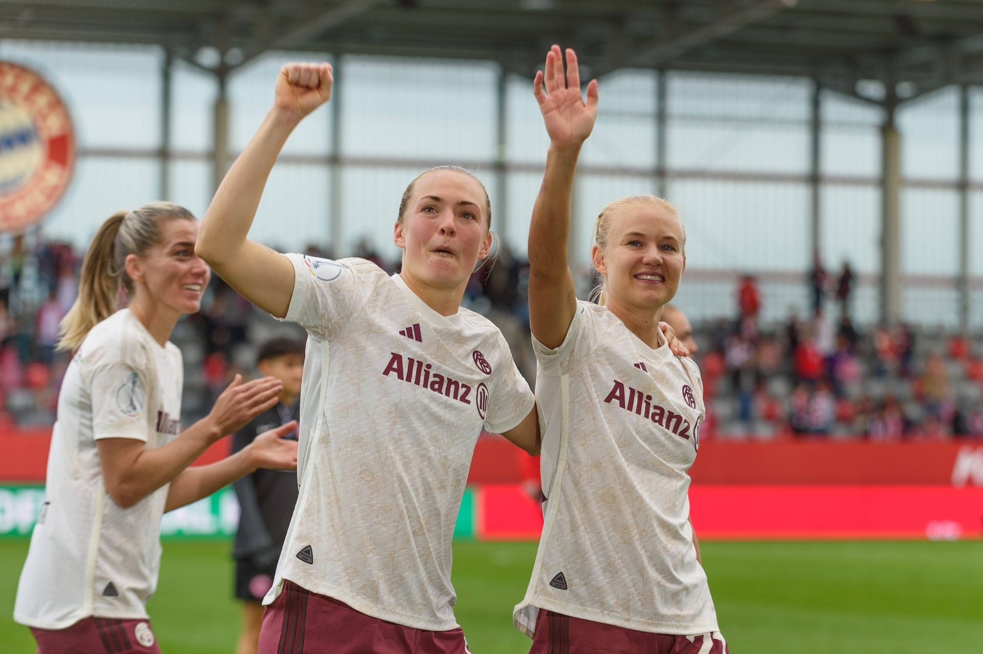 Magdalena Eriksson und Pernille Harder (r.): Das Duo kam aus England nach München.