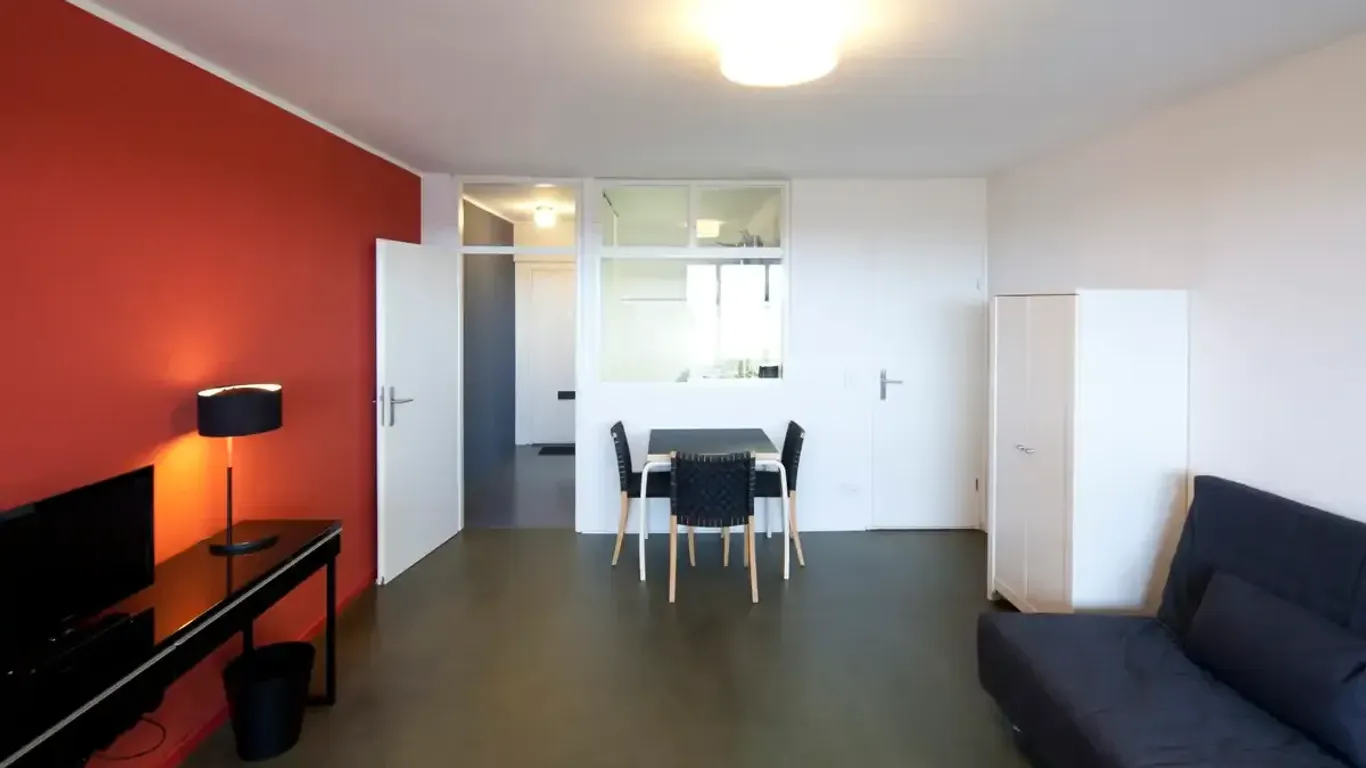 An einer Wand von Wohnung 402 in Berlin leuchtet seit der Renovierung Le Corbusiers "rouge vermillon 59", ein besonders kräftiges Rot aus der 63 Farben umfassenden Palette des Schweizer Star-Architekten: "Wer Le Corbusier liebt, liebt auch sein Farbkonzept", schreibt die Architekturplattform "baunetz id".