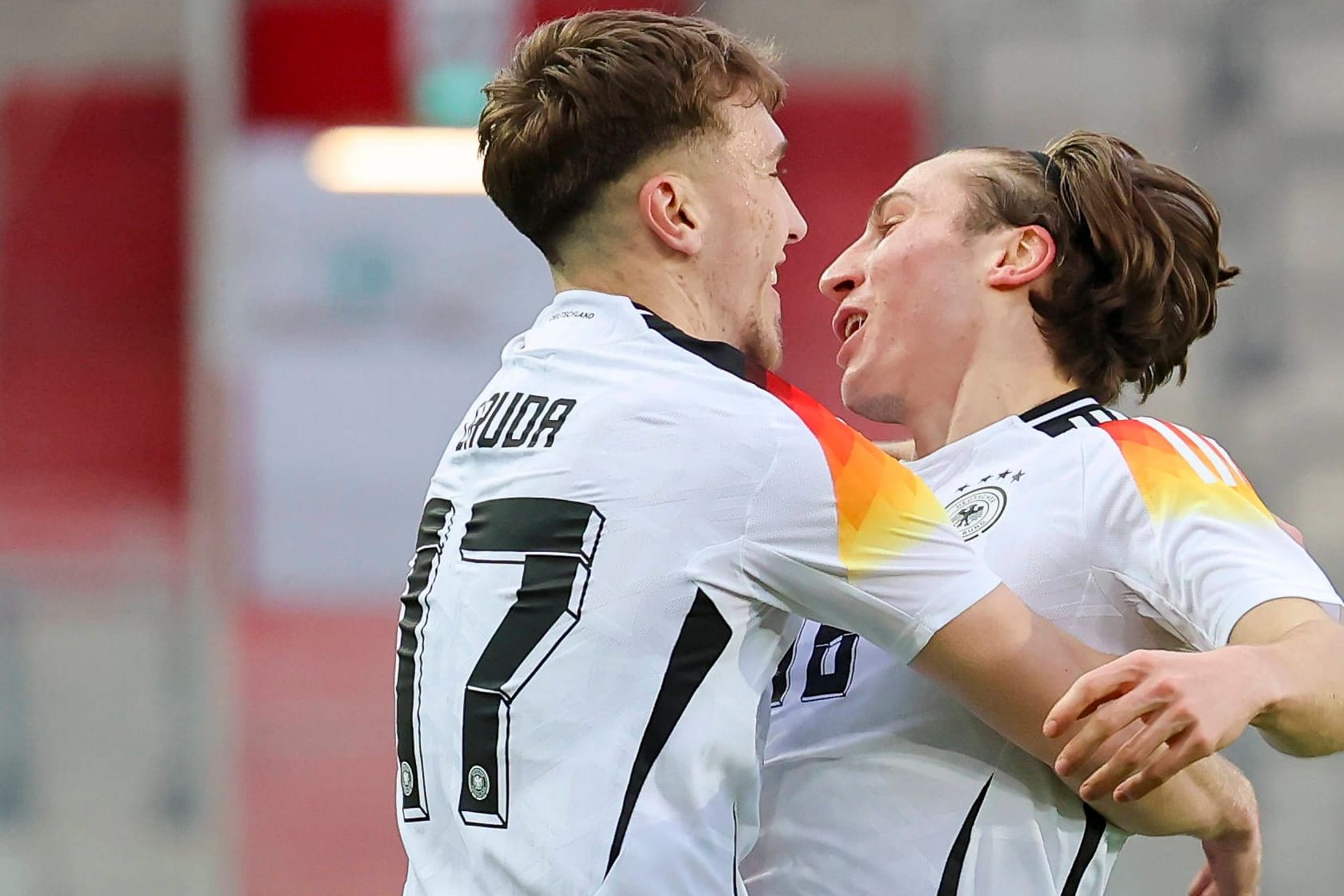 Brajan Gruda (l.) und Rocco Reitz: Die beiden Talente dürfen bei der A-Nationalmannschaft mittrainieren.