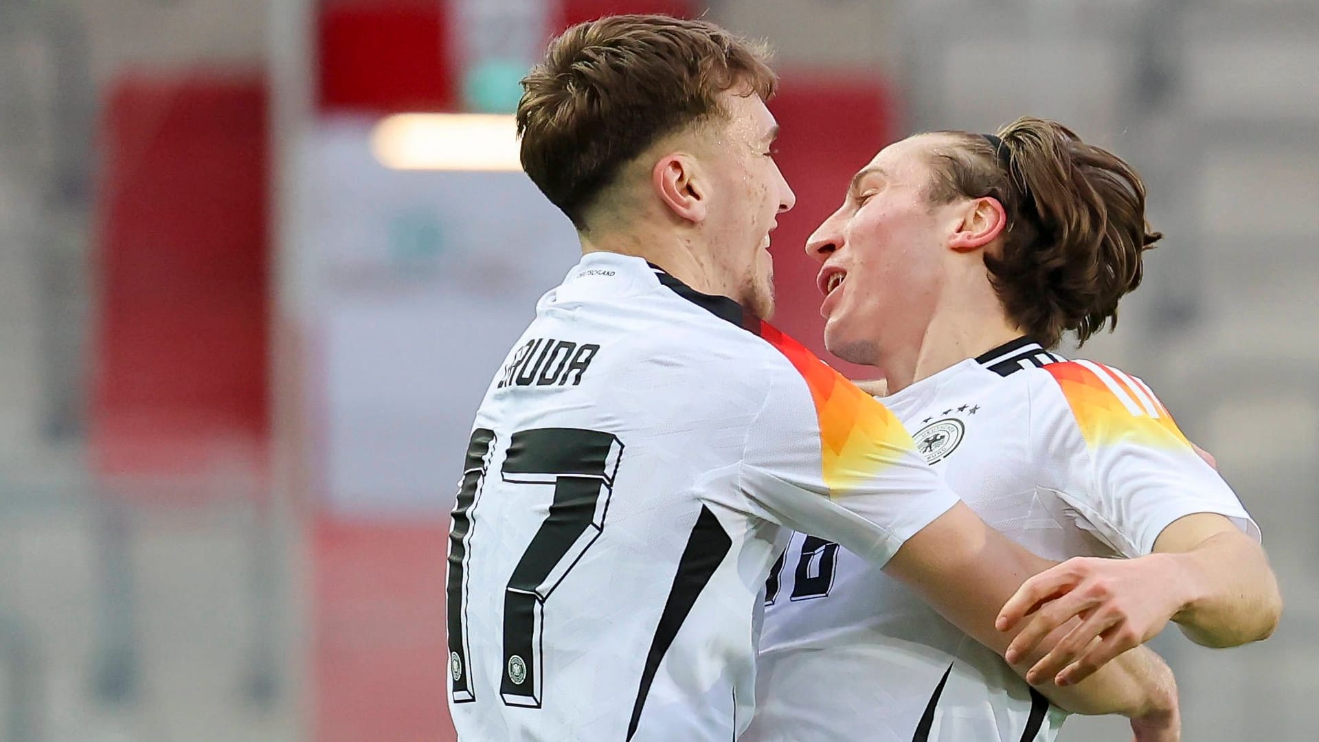 Brajan Gruda (l.) und Rocco Reitz: Die beiden Talente dürfen bei der A-Nationalmannschaft mittrainieren.