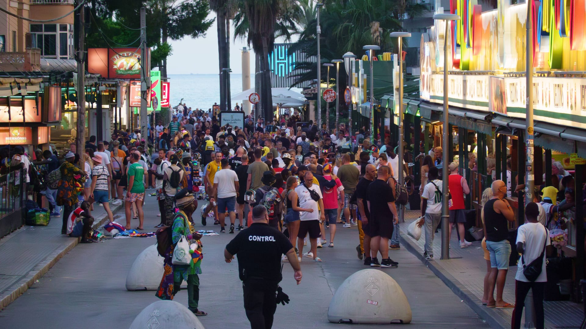 Touristen an der Playa de Palma auf Mallorca