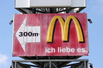 Ausgeblichenes McDonalds Werbeschild (Archivbild): Für fünfzig Menschen in Österreich endete der Besuch im Krankenhaus.