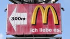 Ausgeblichenes McDonalds Werbeschild (Archivbild): Für fünfzig Menschen in Österreich endete der Besuch im Krankenhaus.