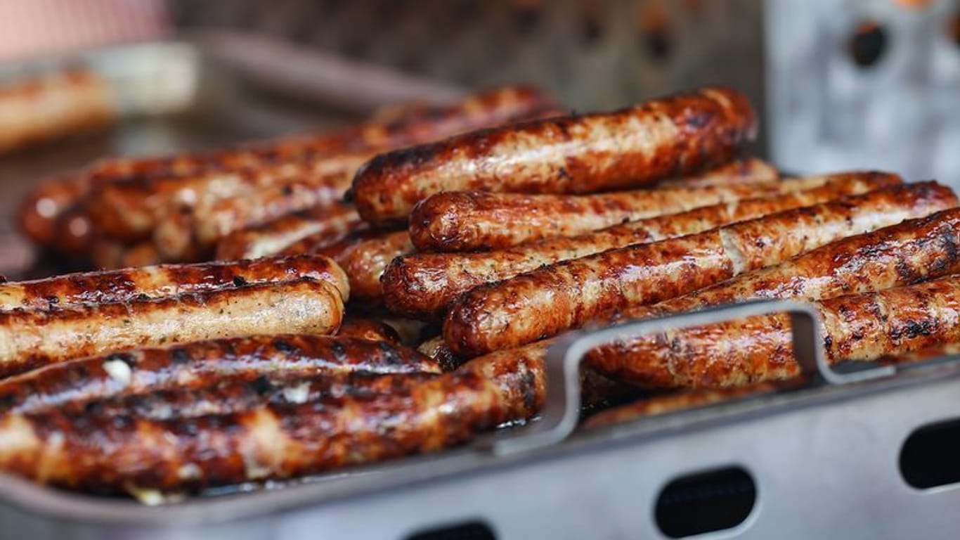 Die Bratwürste liegen auf einem Holzkohlegrill: Die Jury probiert alle.