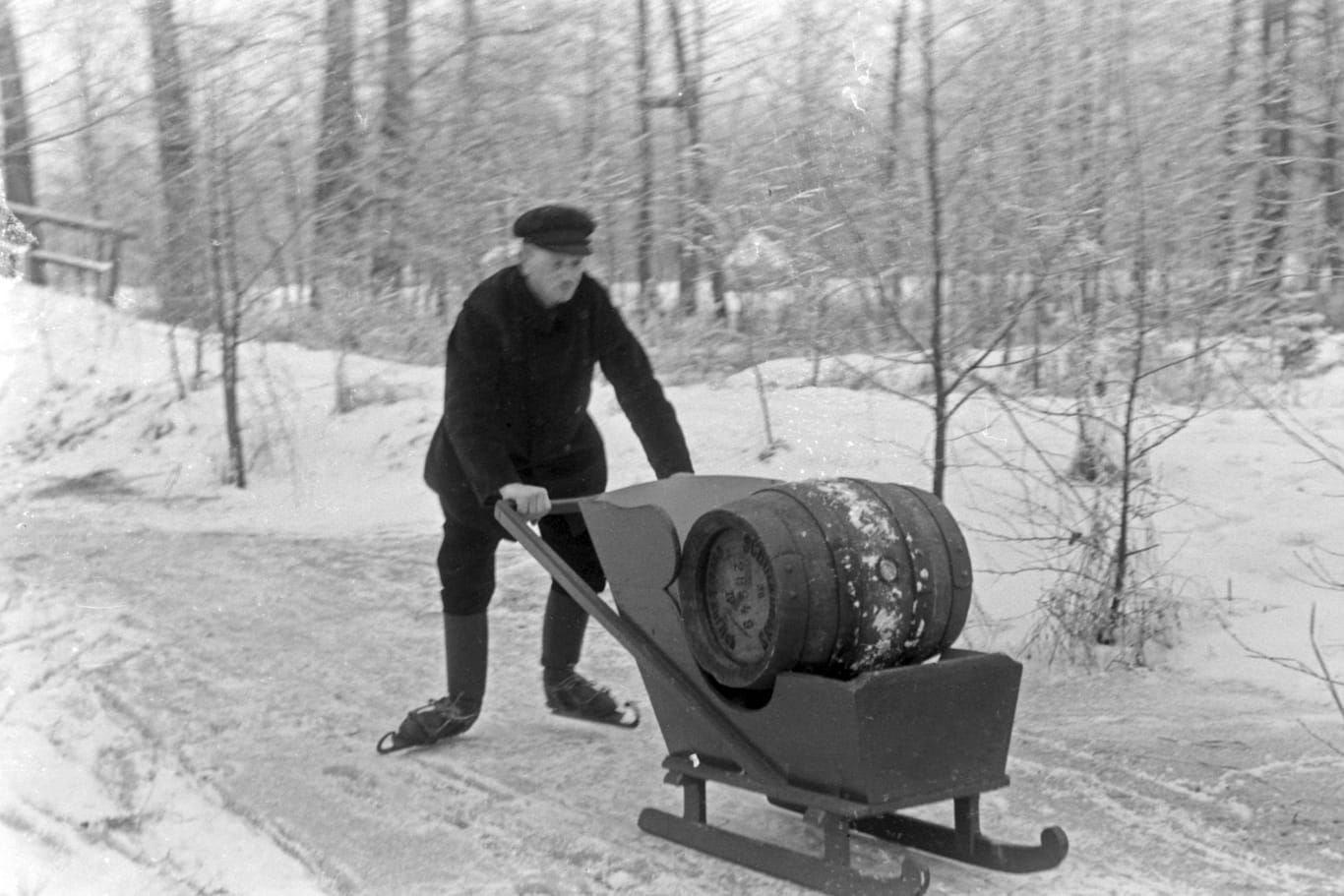 Der Spreewald im Winter (Archivbild): Ein Mann transportiert ein Fass Schultheiss Pilsener auf einem Schlitten.