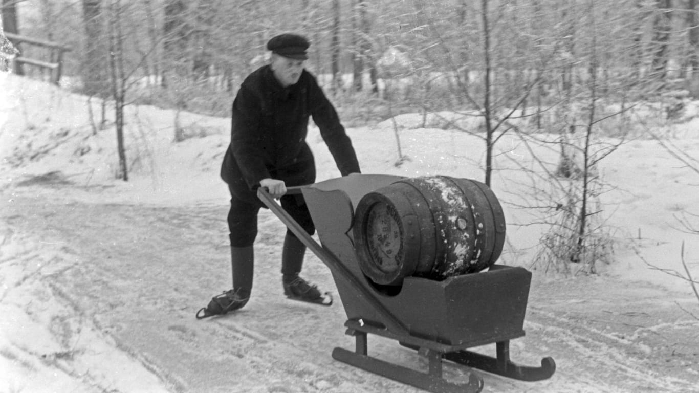 Der Spreewald im Winter (Archivbild): Ein Mann transportiert ein Fass Schultheiss Pilsener auf einem Schlitten.