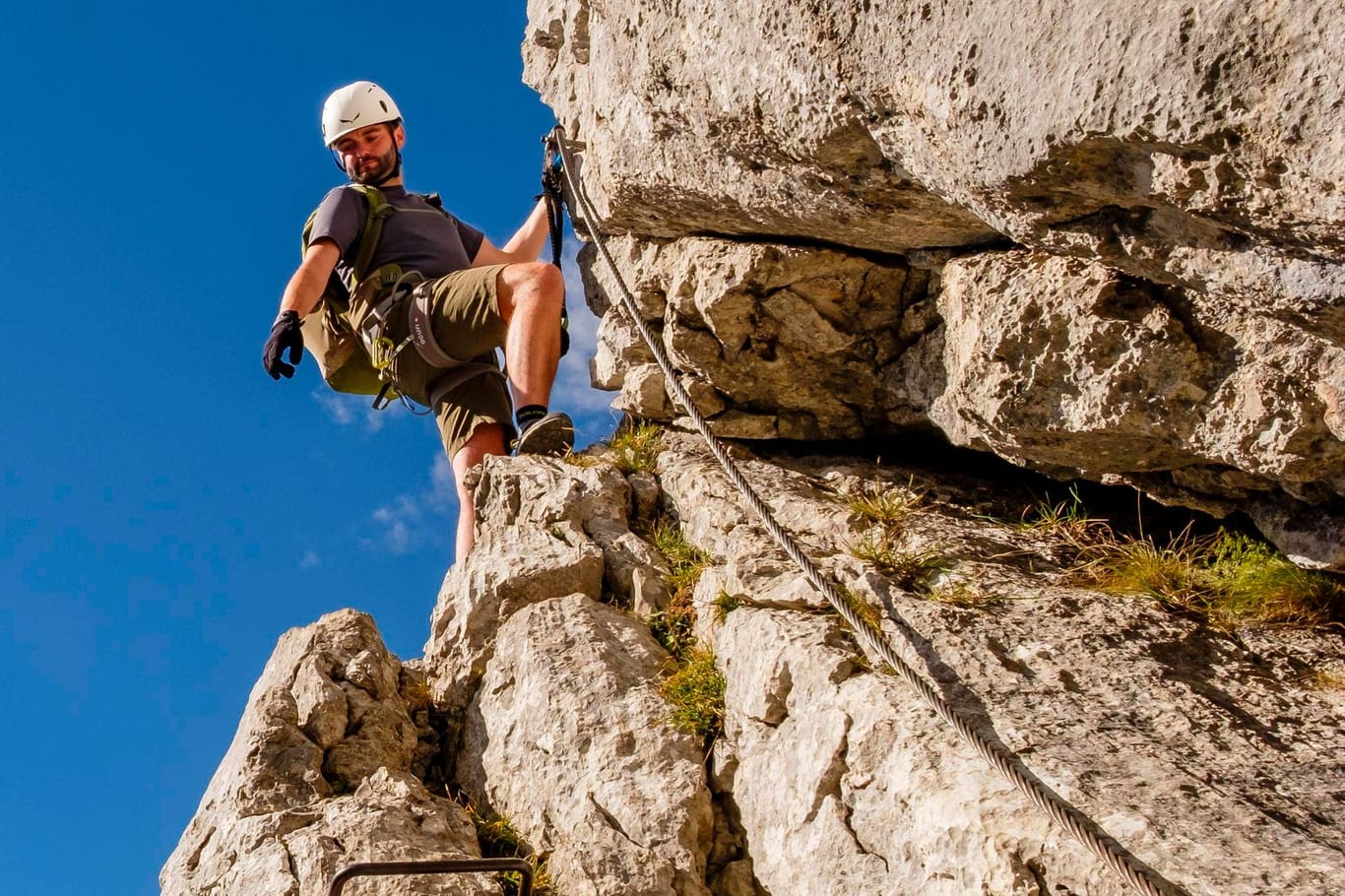 Bergsteiger auf einem Klettersteig (Symbolbild): In der Sächsichen Schweiz ist es auf einer solchen Route zu einem schweren Unfall gekommen.