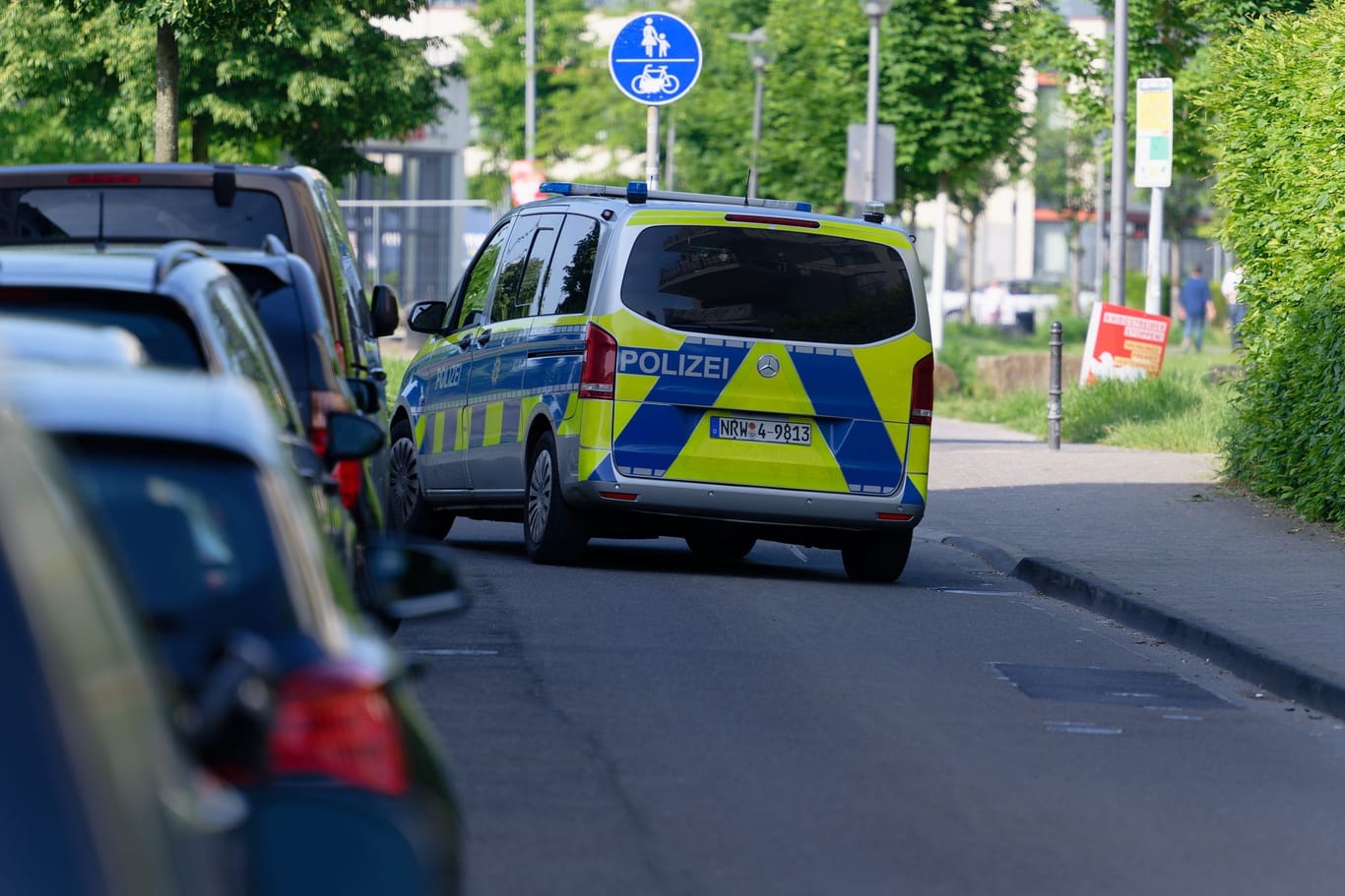Polizeiauto in der Nähe des Bürgerparks: Die Dreijährige ist wieder bei ihrer Familie.