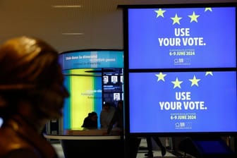 Monitore im Europäischen Parlament zeigen den Schriftzug «Nutze deine Stimme» und werben damit für die bevorstehenden Europawahlen.