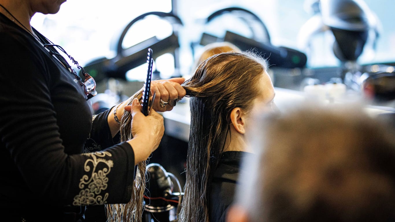 Friseurin schneidet Kundin die Haare (Symbolfoto): Am Donnerstag kam es bei einer Salon-Eröffnung in Dortmund zu Handgreiflichkeiten.