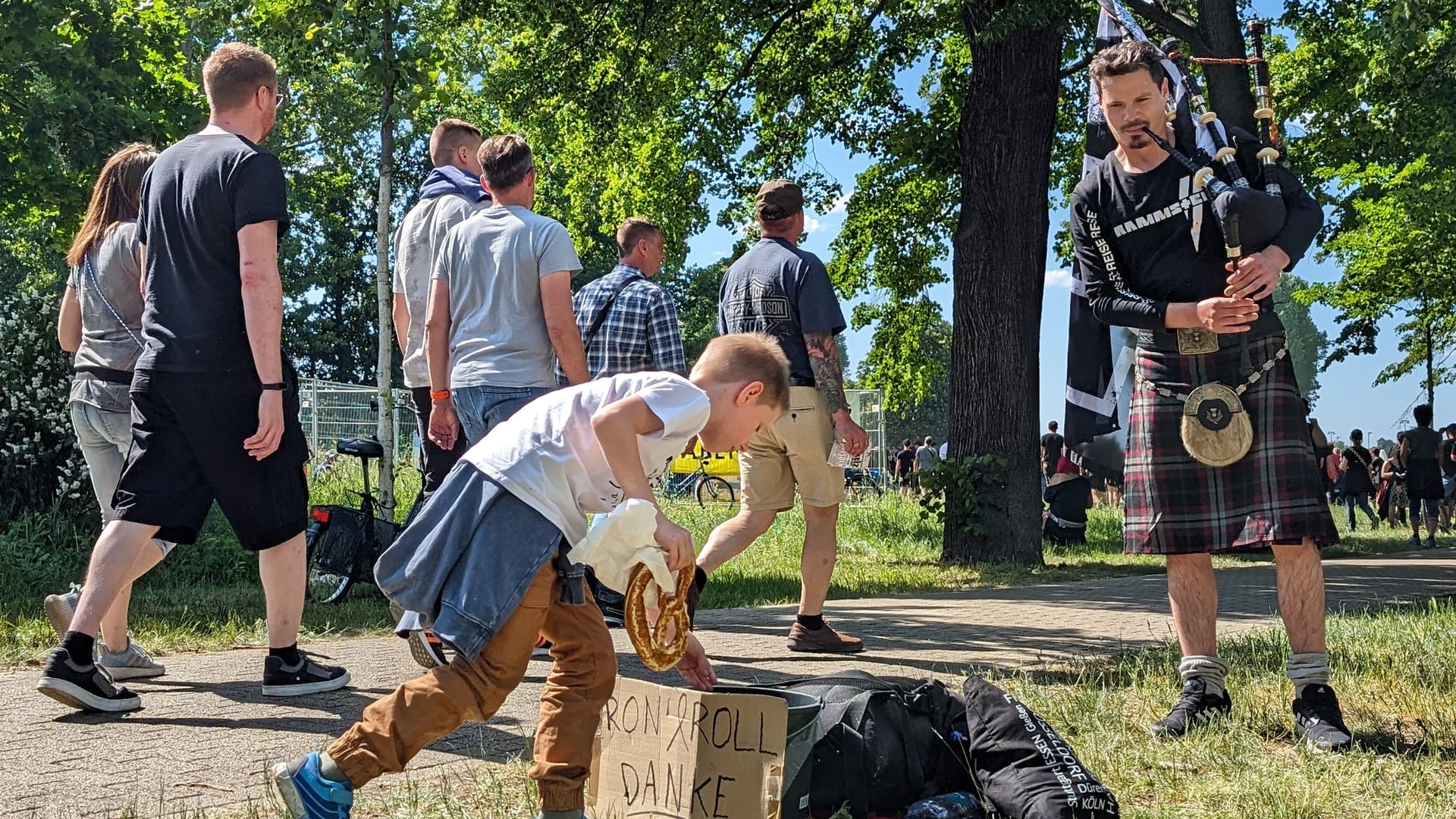 Die meisten Fans reisen mehrere Stunden vor dem Konzert an: Ein Dudelsackspieler versuchte am Mittwoch die Stimmung der Fans hochzuhalten.