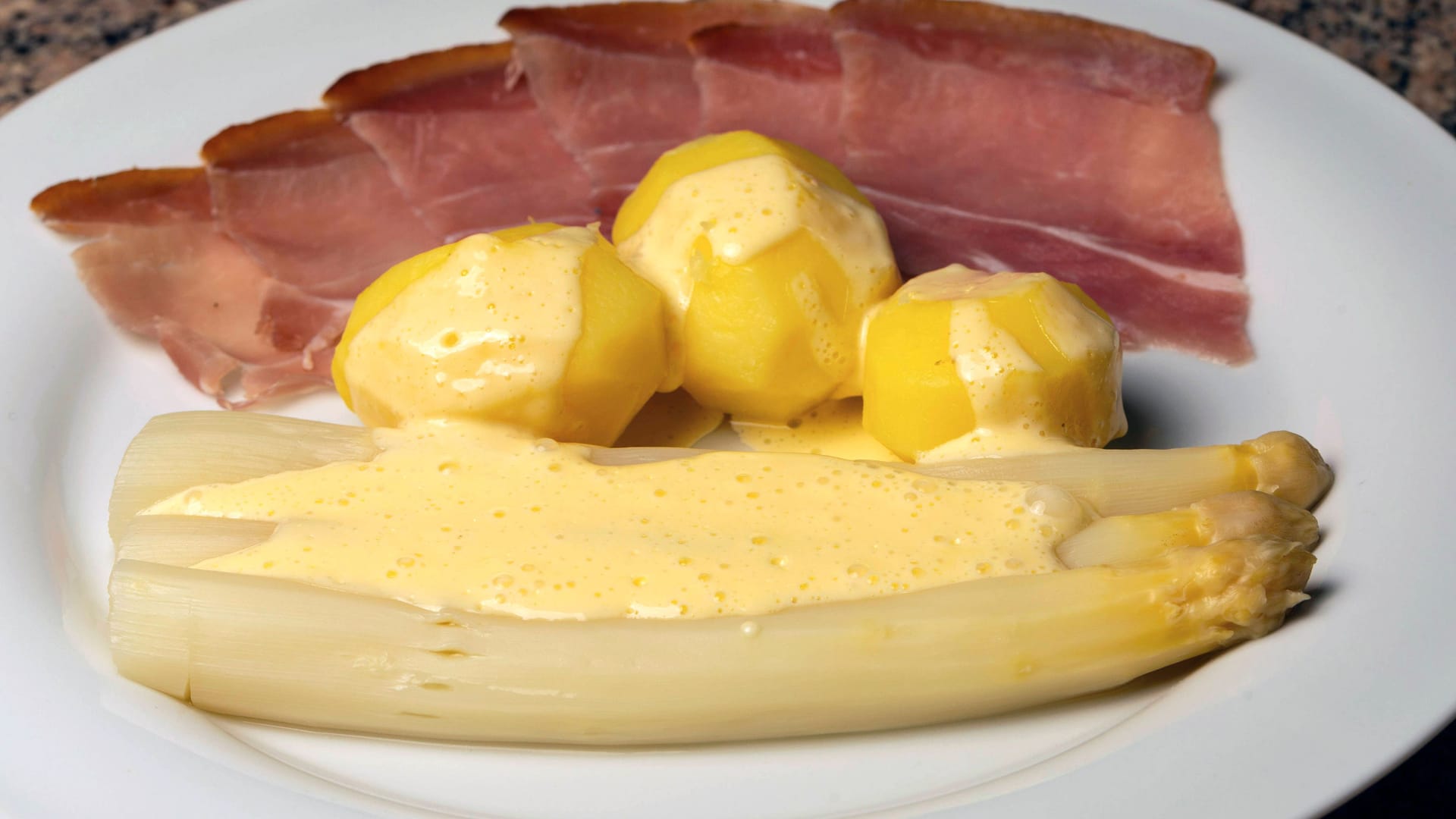 Der Spargel-Klassiker ist die Zubereitung mit Kartoffeln, Schinken und Sauce Hollandaise. Der Spargel-Klassiker ist die Zubereitung mit Kartoffeln, Schinken und Sauce Hollandaise.