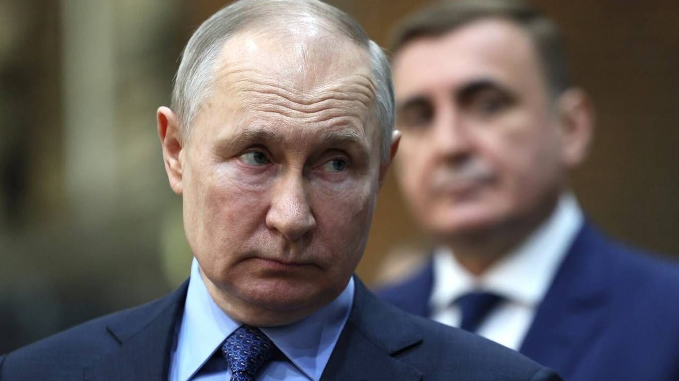 Russlands Gewaltherrscher Wladimir Putin beim Besuch einer Fabrik in der Region Tula. Im Hintergrund: Alexej Djumin.
