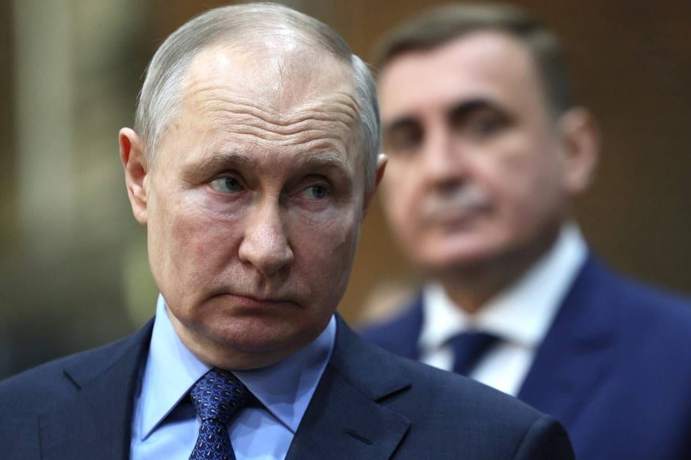 Russlands Gewaltherrscher Wladimir Putin beim Besuch einer Fabrik in der Region Tula. Im Hintergrund: Alexej Djumin.