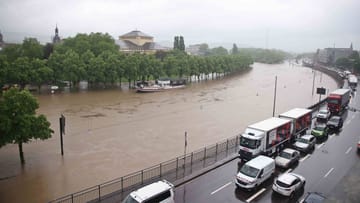 Saarbrücken: Wegen des entstandenen Hochwassers der Saar wurde die Autobahn 620 Stadtautobahn zwischen der Bismarckbrücke und der Luisenbrücke in beide Fahrtrichtungen gesperrt. Der Verkehr wurde über die Hochwasserumfahrt Franz-Josef-Röder-Straße umgeleitet.