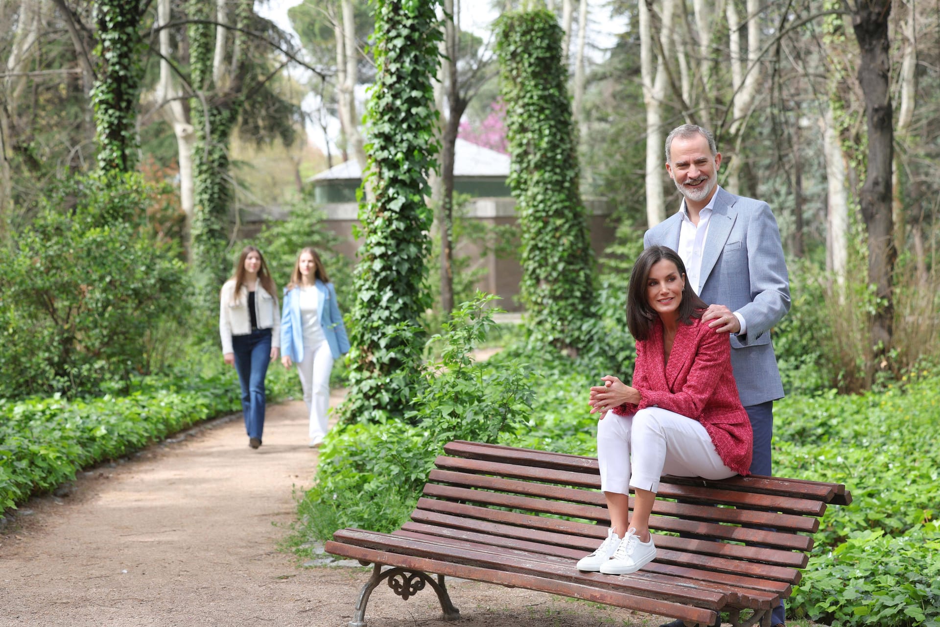 König Felipe VI. und Königin Letizia mit ihren Töchtern im Hintergrund.