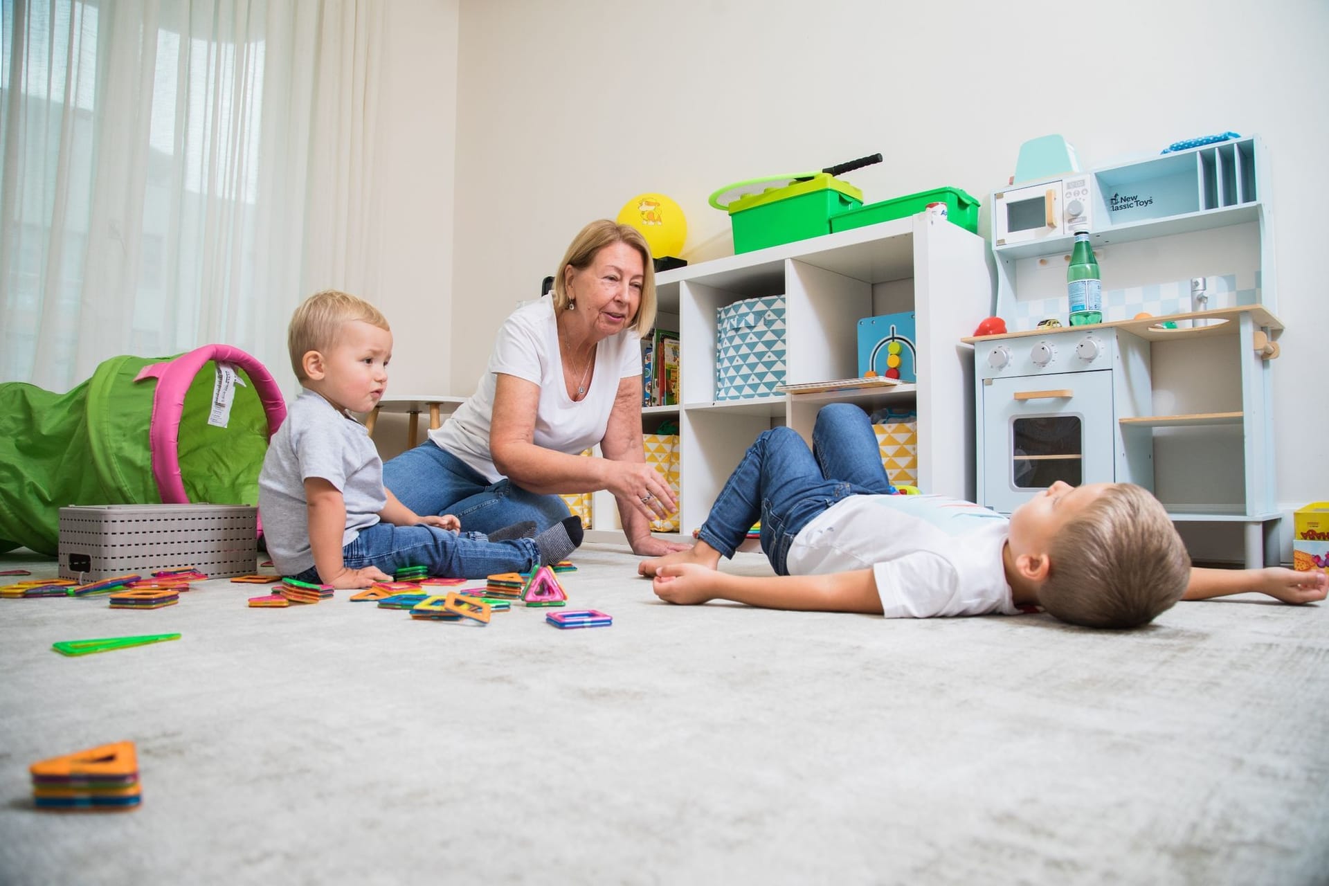 Eine Frau spielt mit Kindern Eine Frau spielt mit Kindern