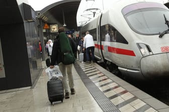 Ein ICE steht am Hamburger Hauptbahnhof (Symbolbild): Züge, die über Hannover fahren, brauchen am Freitag wegen einer Störung länger.