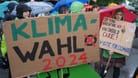 Menschen protestieren während des Klimastreiks von Fridays for Future in Hamburg: Sängerin Lina hat ihren Auftritt abgesagt.