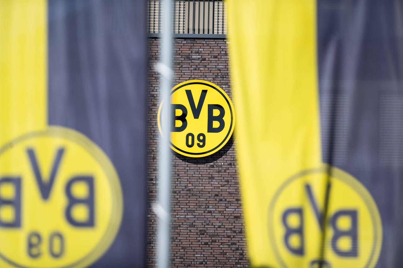 Das BVB-Logo am Trainingsgelände: Die Dortmunder haben sich einen Spieler für die Zukunft gesichert.