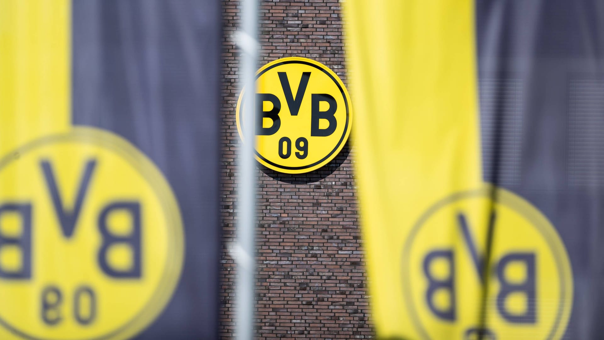 Das BVB-Logo am Trainingsgelände: Die Dortmunder haben sich einen Spieler für die Zukunft gesichert.