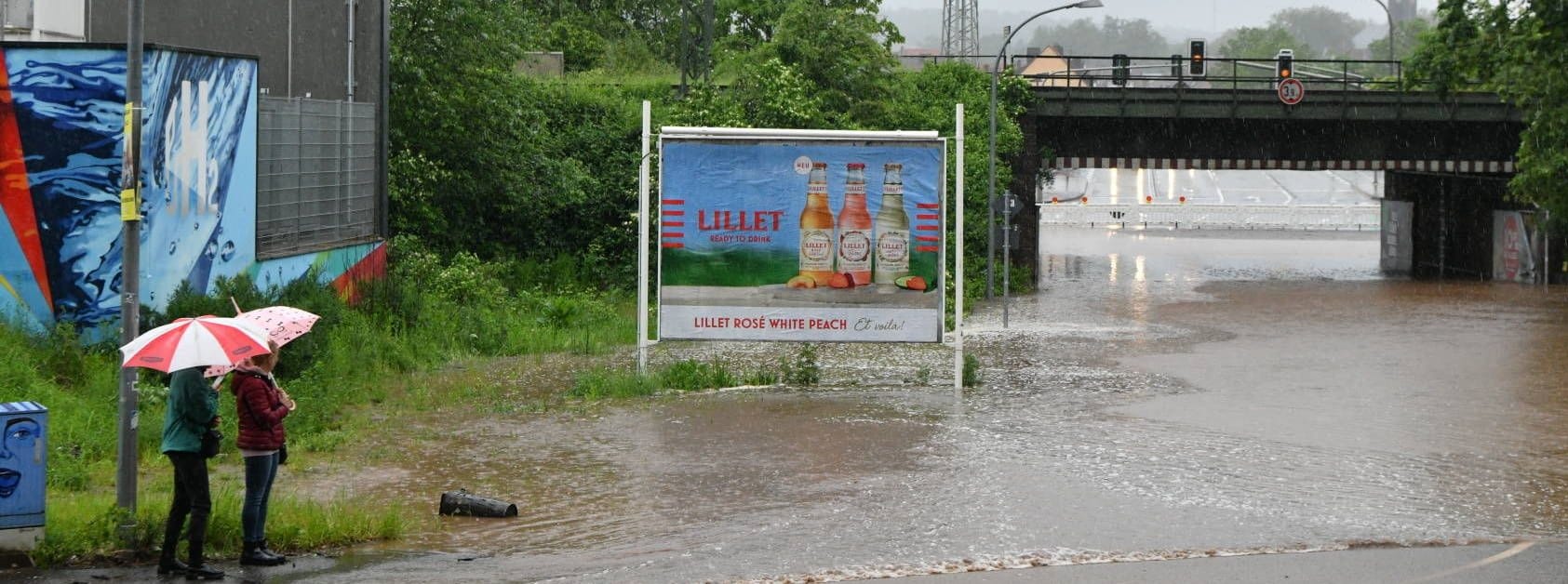 Kleine Bäche werden zu reißenden Fluten: Hier die Hauptstraße in Gersweiler am Engenberg, wo der Willerbach die Straße überflutet.