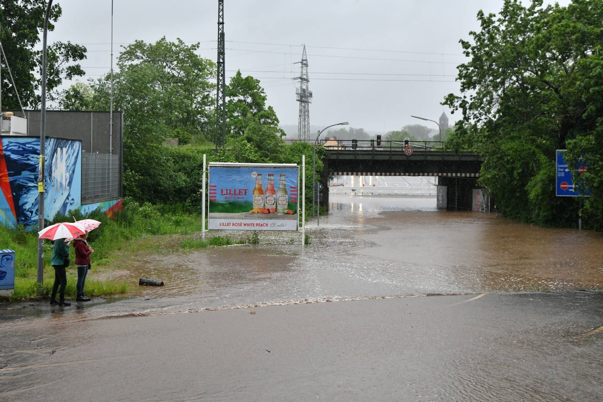 Kleine Bäche werden zu reißenden Fluten: Hier die Hauptstraße in Gersweiler am Engenberg, wo der Willerbach die Straße überflutet.