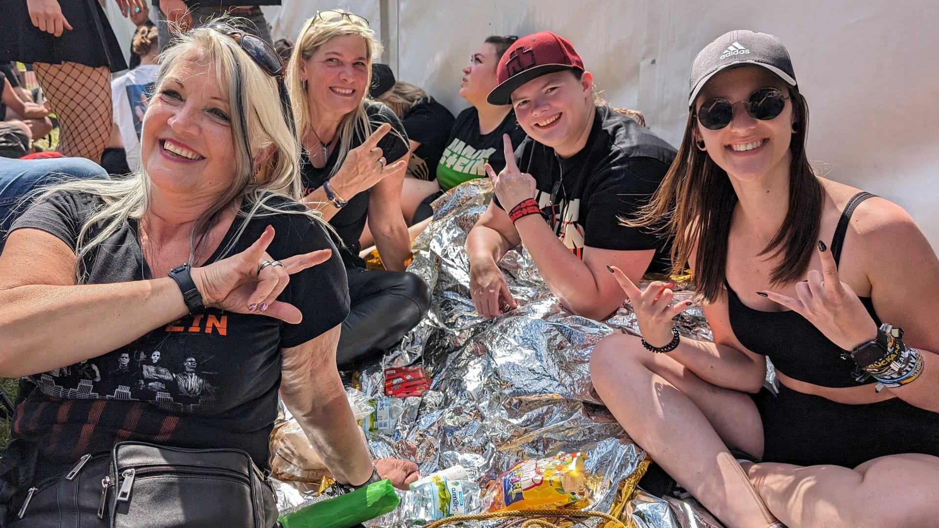 Elisa (rechts mit der schwarzen Kappe) und Lisa (mit der roten Kappe daneben): Sie hoffen, einen Platz in den ersten Reihen zu ergattern.