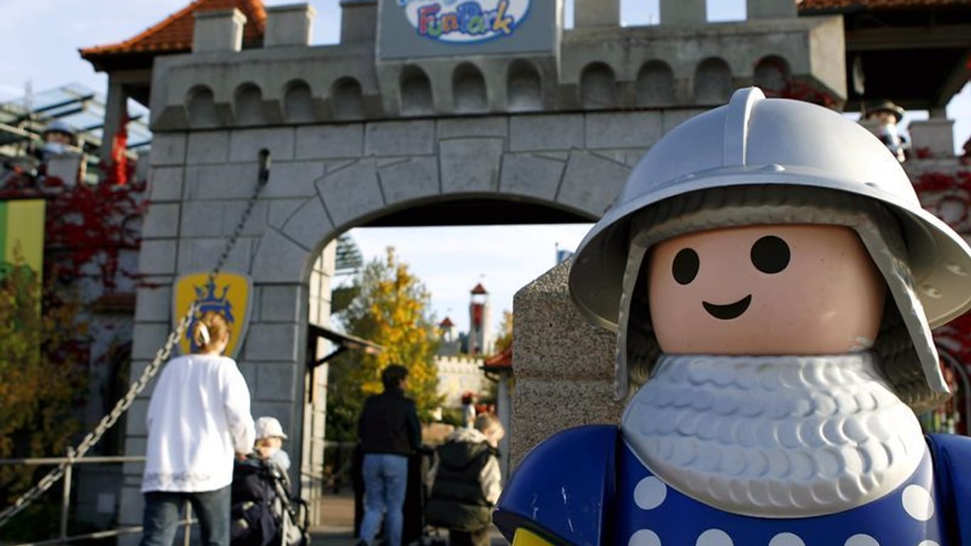 Eine überdimensionale Playmobil-Ritterfigur steht am Eingang des Playmobil-FunParks (Archivbild): 6.000 Besucher fanden sich zum Unglückszeitpunkt im Park.