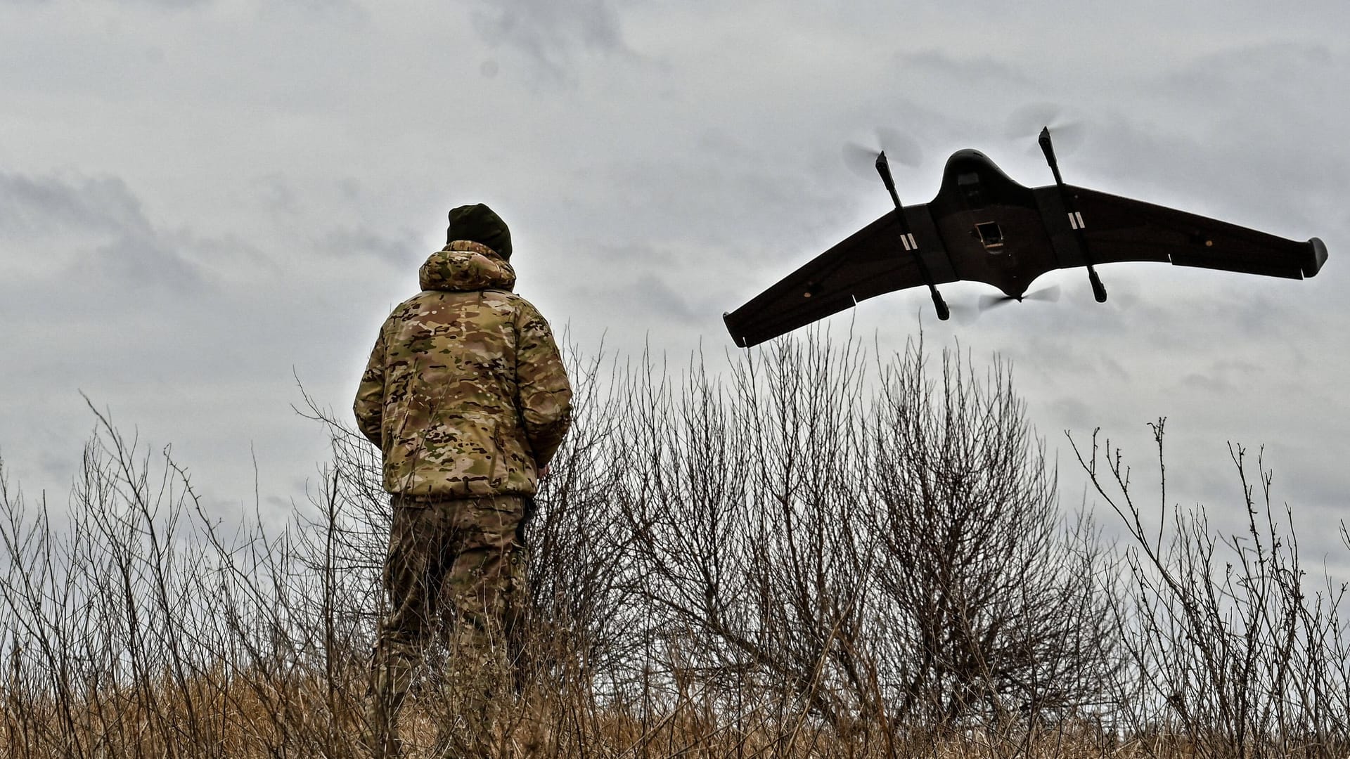 Ukrainischer Drohnenpilot mit einer Drohne (Symbolbild): Die russischen Robotor stören das Signal zwischen Drohne und Drohnenpilot.