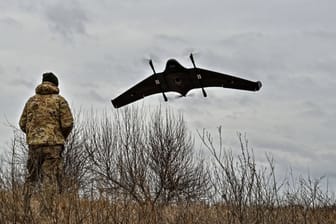 Ukrainischer Drohnenpilot mit einer Drohne (Symbolbild): Die russischen Robotor stören das Signal zwischen Drohne und Drohnenpilot.