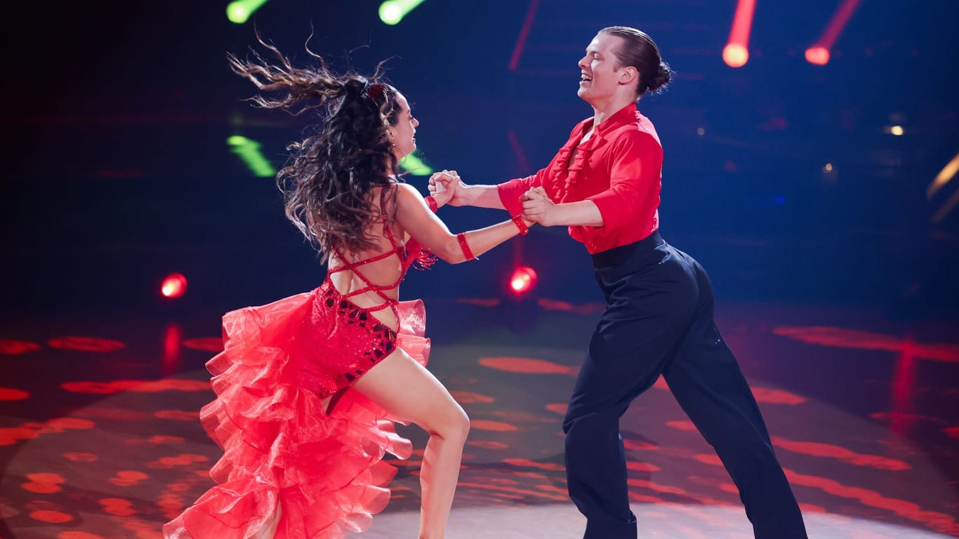 Gabriel Kelly und Malika Dzumaev tanzten eine Samba im Finale.