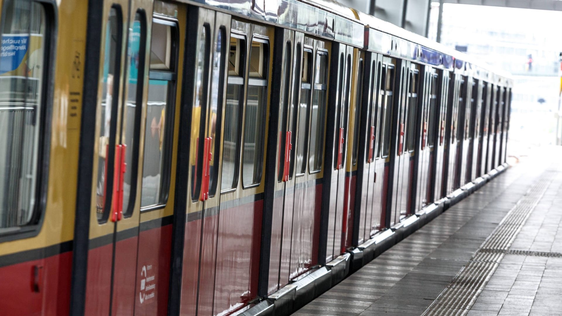 Eine S-Bahn am Bahnhof Berlin Ostkreuz: Eine Frau stürzte am S-Bahnhof Ostkreuz ins Gleis.