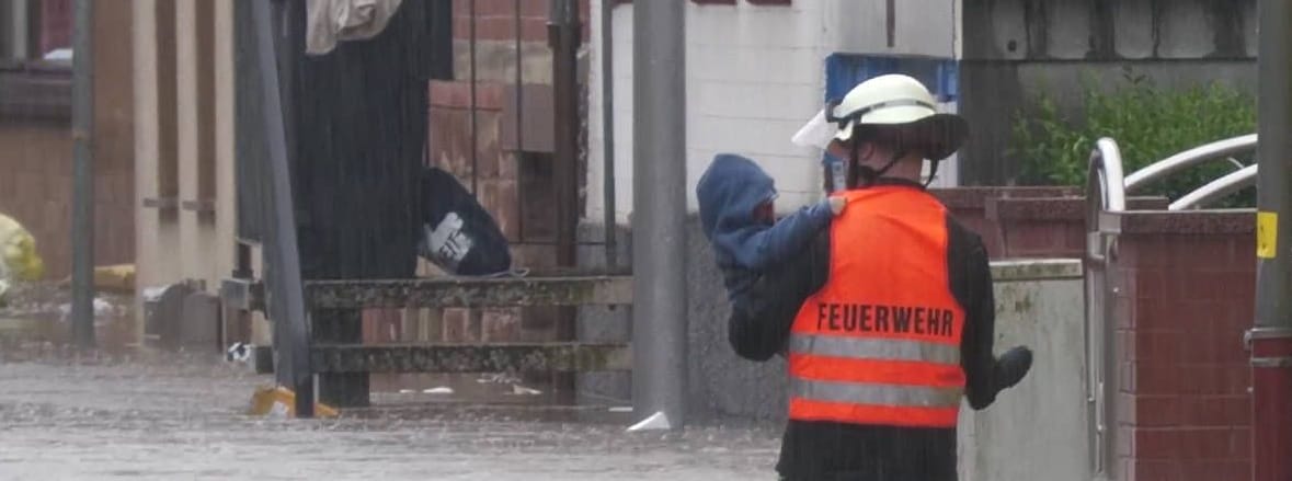 Besonders dramatisch ist die Situation in den Gemeinden Fischbach-Camphausen. Hier wurde Katastrophenalarm ausgelöst. Ein Feuerwehrmann rettete ein Kind auf seinen Armen aus den Fluten.