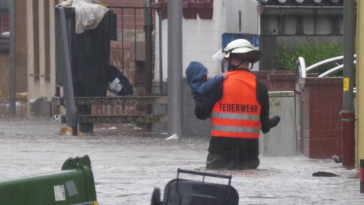 Besonders dramatisch ist die Situation in den Gemeinden Fischbach-Camphausen. Hier wurde Katastrophenalarm ausgelöst. Ein Feuerwehrmann rettete ein Kind auf seinen Armen aus den Fluten.