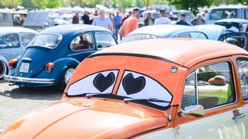 Viele Hundert Besitzer von Käfern und anderen VW-Oldtimern treffen sich am 1. Mai auf den West-Parkplätzen des Messegeländes.