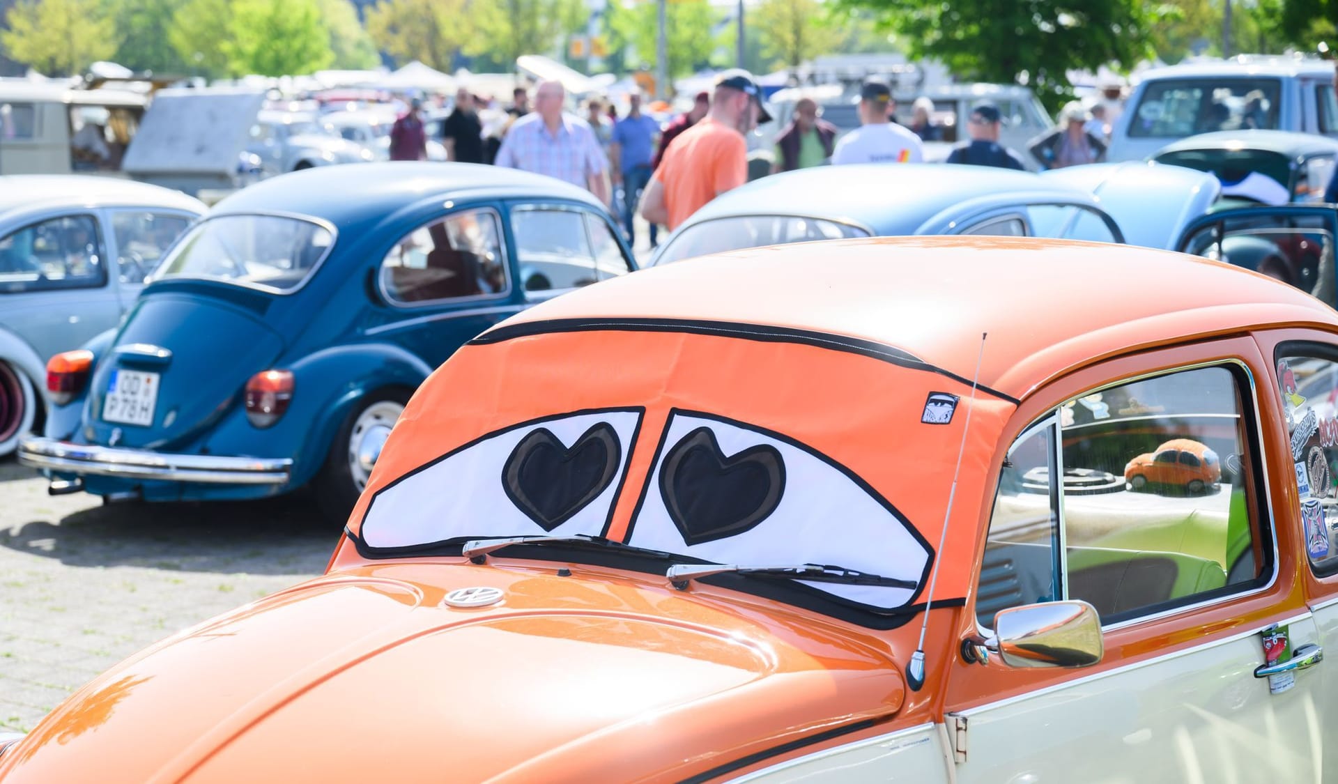 Viele Hundert Besitzer von Käfern und anderen VW-Oldtimern treffen sich am 1. Mai auf den West-Parkplätzen des Messegeländes.