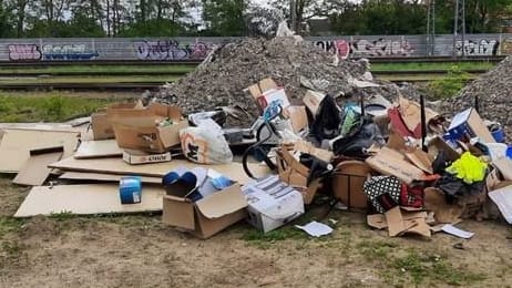 Der abgeladene Müll: Kartons, leere Farbeimer, ein kaputter Stuhl und persönliche Dokumente. Der abgeladene Müll: Kartons, leere Farbeimer, ein kaputter Stuhl und persönliche Dokumente.