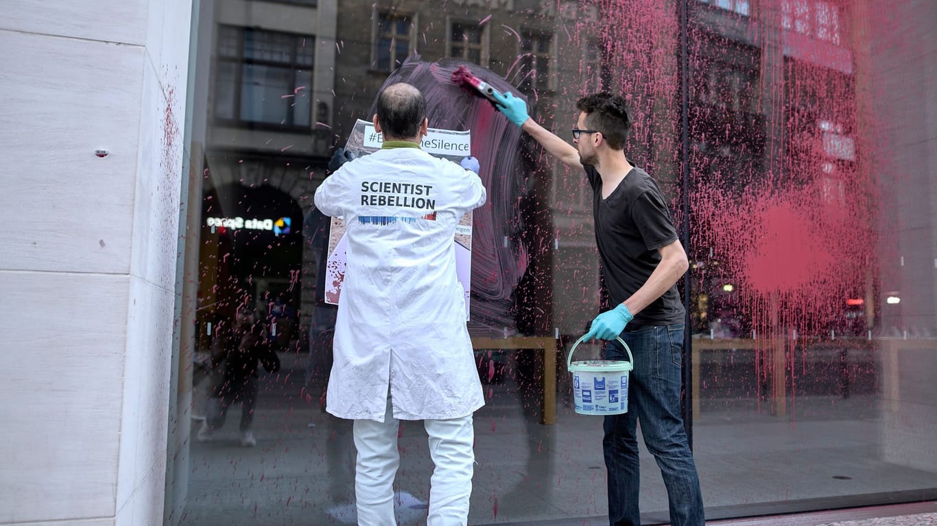 17.05.2024: Aktivisten beschmieren einen Apple Store mit roter Farbe. Umweltaktivisten der Gruppe Scientist Rebellion haben am Freitagmorgen in Berlin-Mitte einen Laden des US-Technologiekonzerns Apple mit Farbe beschmiert. Damit wollten sie gegen die gefährlichen Arbeitsbedingungen bei der Gewinnung des für Handys und andere Produkte benötigten Rohstoffs Kobalt in der Demokratischen Republik Kongo protestieren, wie die Gruppe in Berlin mitteilte.