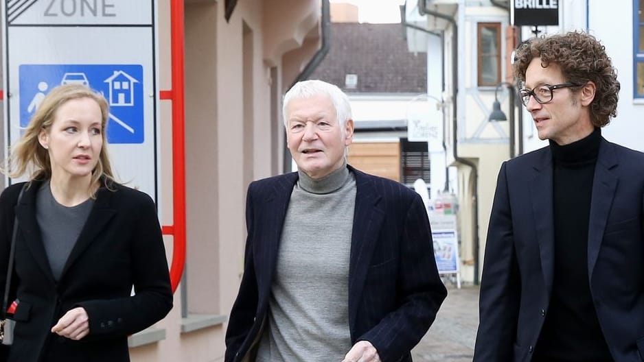 Die Familie Schlecker (Archivbild): Anton Schlecker (Mitte) mit seinen Kindern Meike (links) und Lars.