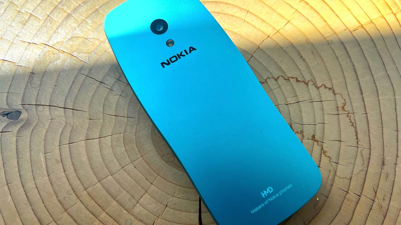 Auf der Rückseite befindet sich wie beim Original 3210 von 1999 das Nokia-Logo.