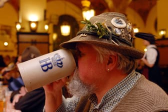 Ein Mann trinkt Bier (Symbolbild): Ein Rentner aus den USA gestand nun, einen Bierkrug gestohlen zu haben.