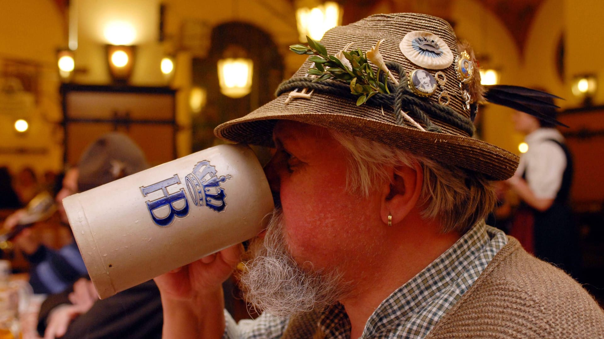 Ein Mann trinkt Bier (Symbolbild): Im Hofbräuhaus ist das Tradition, und laut der Webseite Taste Atlas auch legendär.