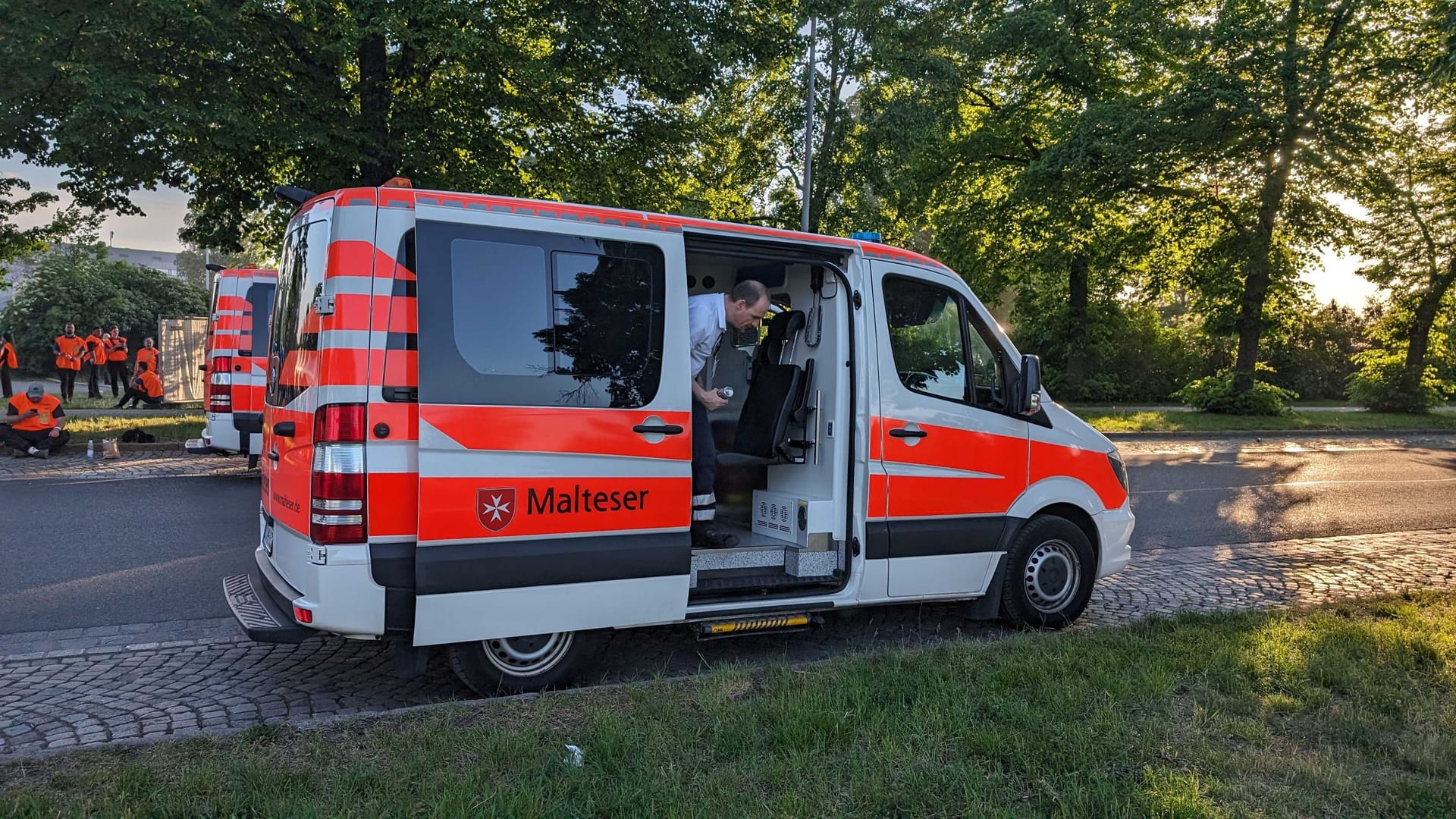 Sanitäter vor Ort: Die Maltester sind mit vier Wagen am Start.