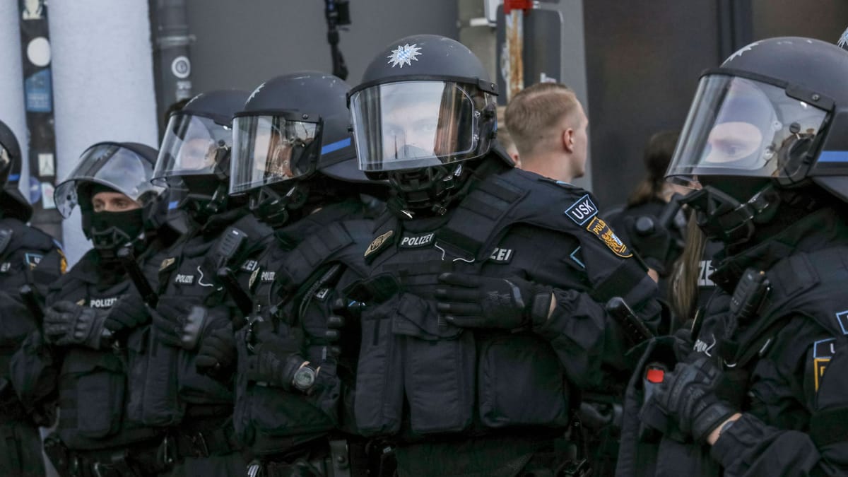 Nürnberg: Mann bedroht anderen mit Waffe – Polizei und USK rücken aus