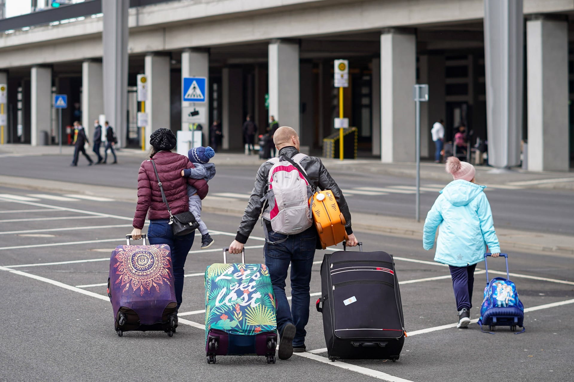 Eine Familie auf dem Weg zum Flughafen (Archivbild): Eine Absenkung der Emissionen scheint im Flugverkehr bisher schwierig.