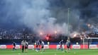 Fans vom HSV zünden Pyrotechnik vor dem Spiel.