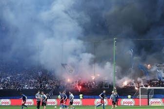 Fans vom HSV zünden Pyrotechnik vor dem Spiel.