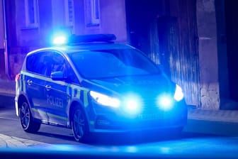 Polizeifahrzeug mit Blaulicht